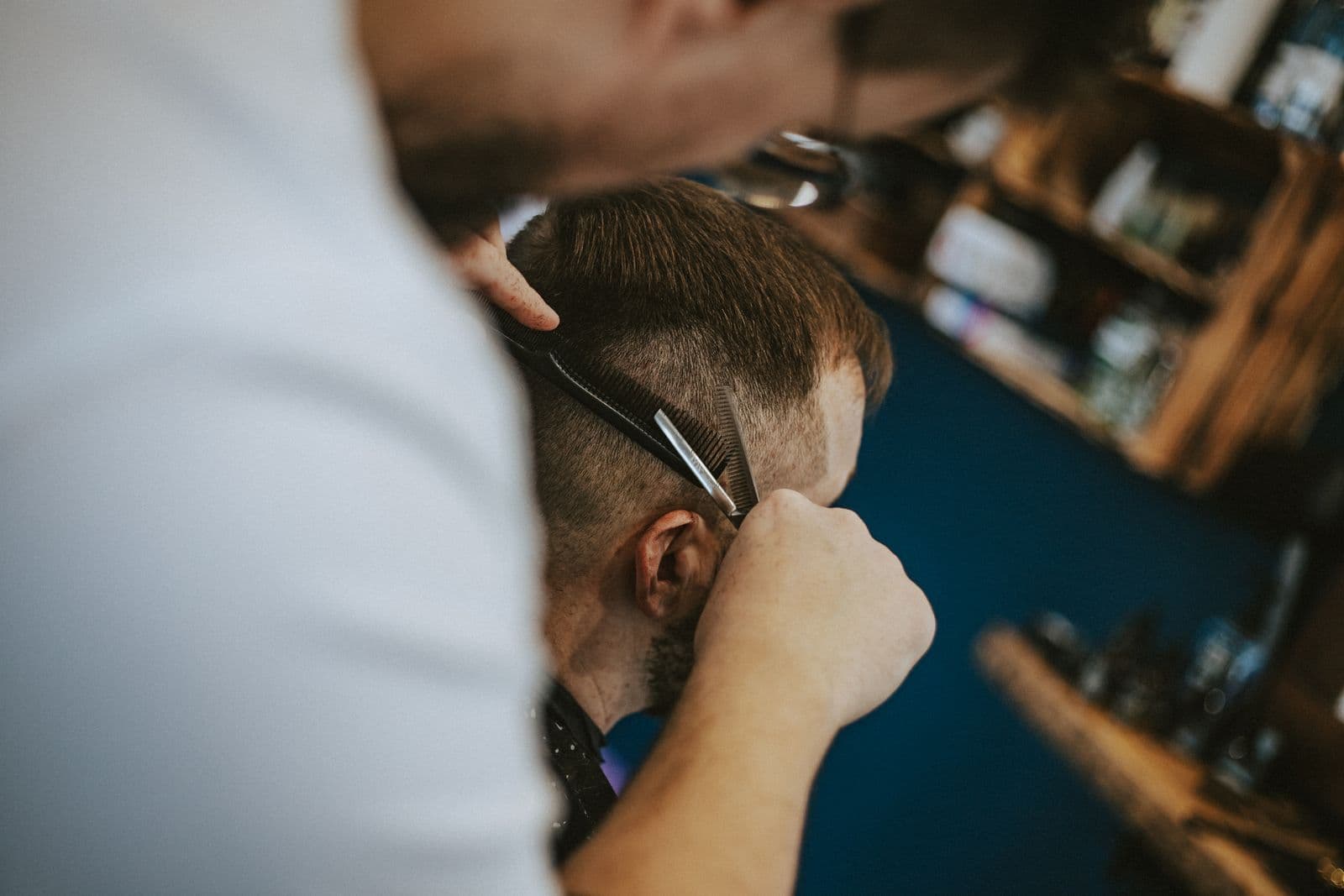 Fotografía de barberías en actividad, relacionada con la búsqueda de empresas