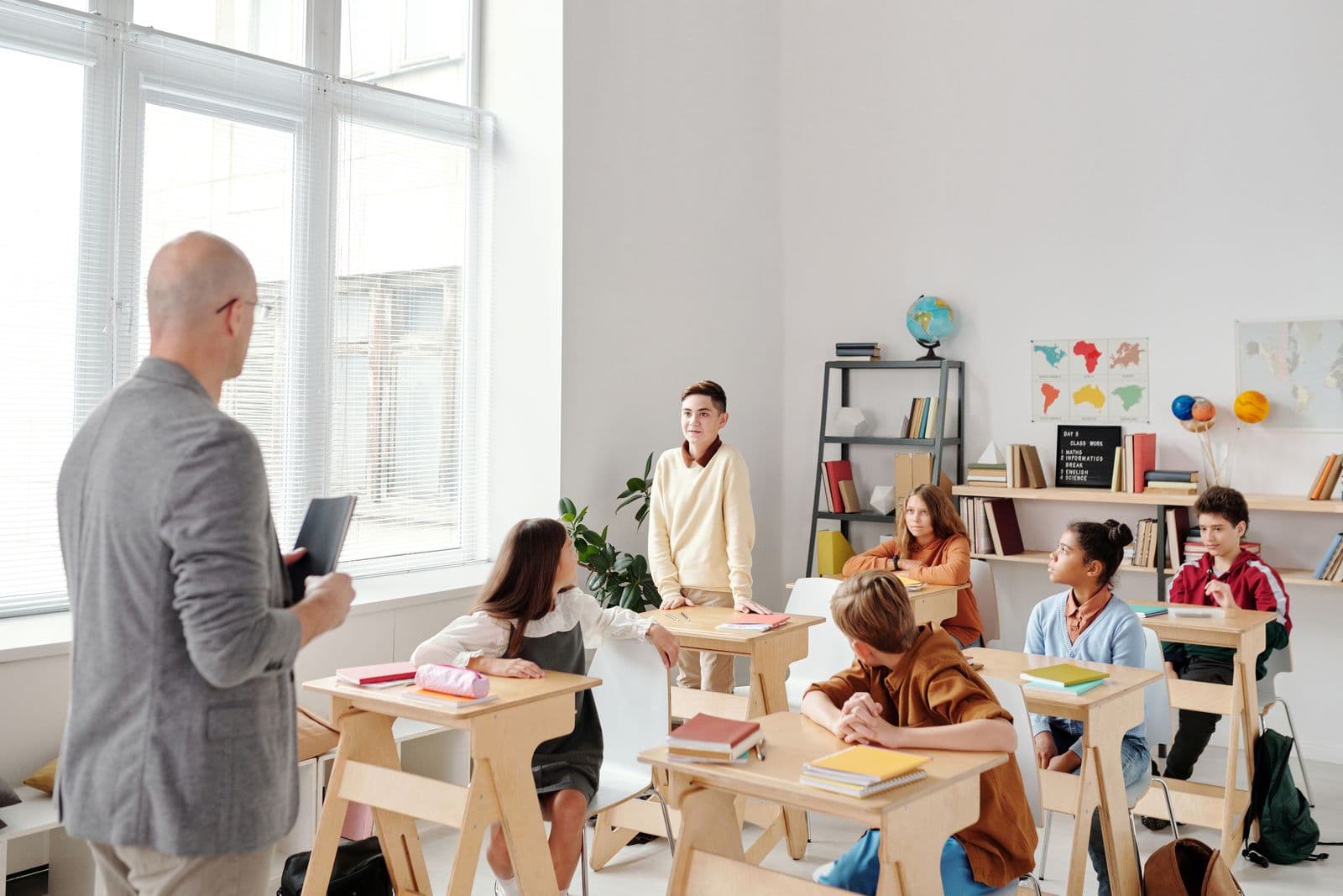 Fotografía de escuelas y colegios en actividad, relacionada con la búsqueda de empresas